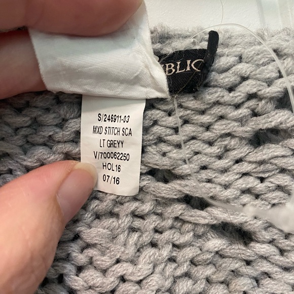 Banana Republic Factory grey chunky mixed stitch scarf. Made of 100% acrylic. - Picture 4 of 4